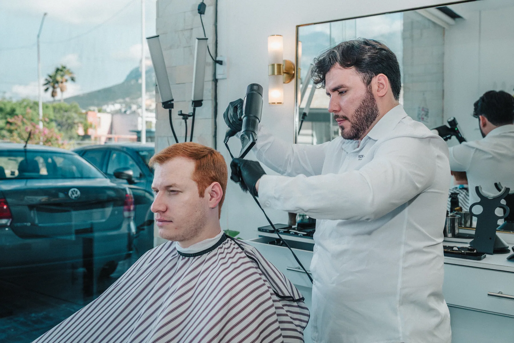 Barbero de Rick and Rob trabajando junto al ventanal