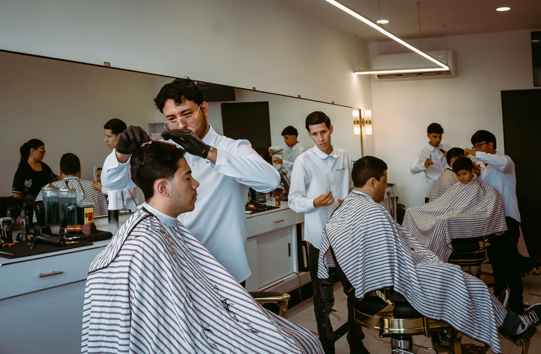 Equipo de Rick and Rob atendiendo en la barbería