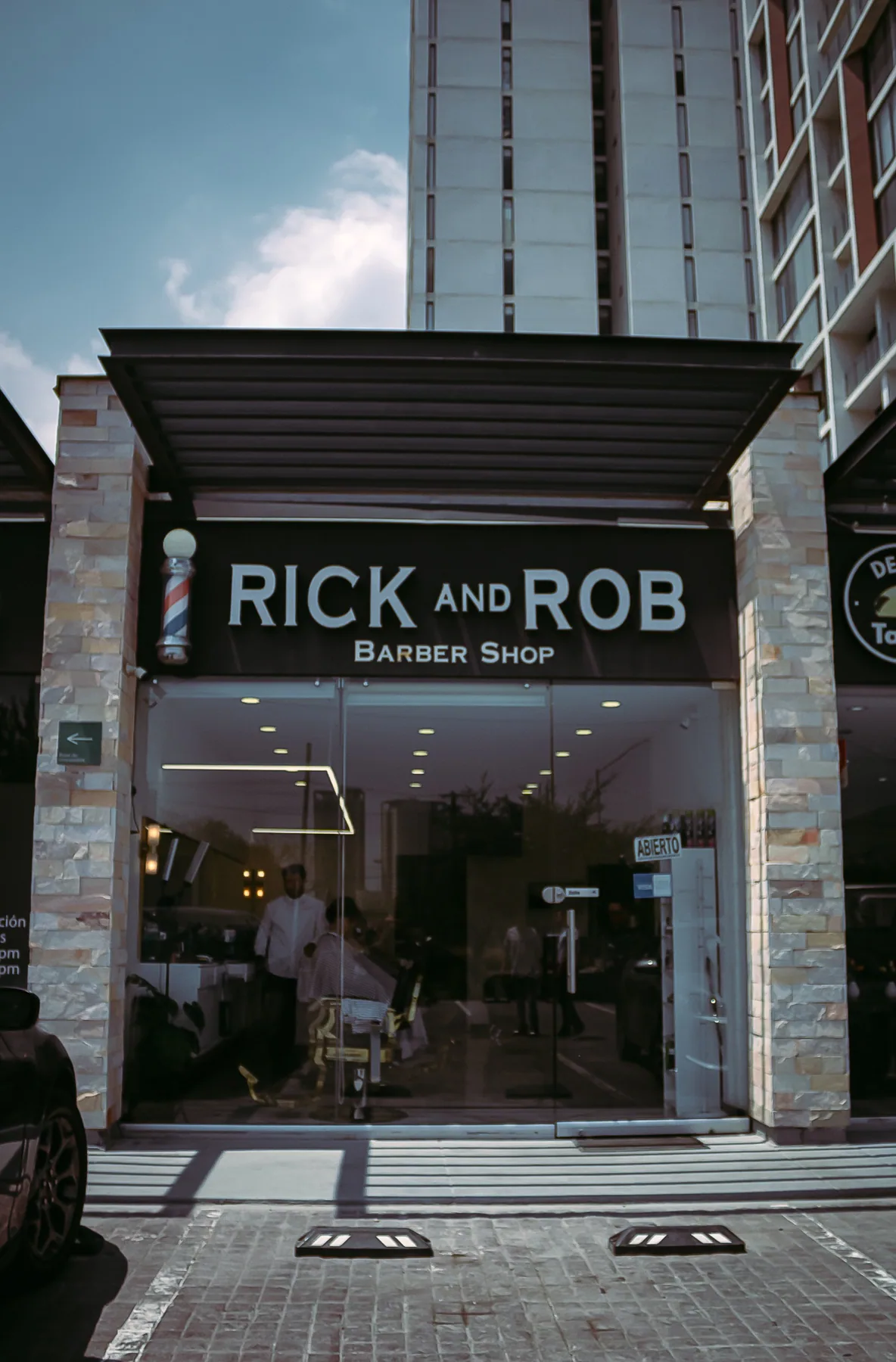 Fachada de Rick and Rob Barber Club